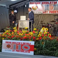 Predsednik republike Borut Pahor je predsedniku PGD MAterija 
Valterju Fabjančiču (levo) izročil protokolarno darilo, zastavo. 