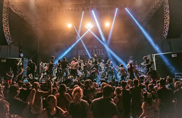 Druženje med poslušalci in bendi je pomembna vaba tolminskega 
festivala.  