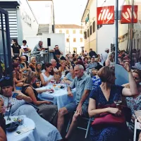 Priljubljenega radijskega voditelja je v Izoli pričakalo več kot sto 
ljudi.