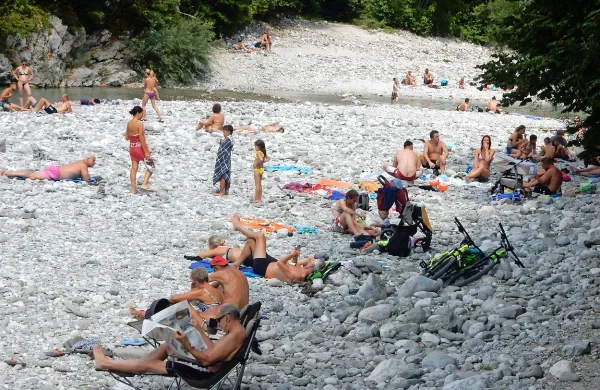 Naravovarstveniki letos ne dovolijo bazenov na Nadiži, ki ima 23 
stopinj Celzija, pa čeprav vsi vedo, da bi jih prvo deževje zasulo. 