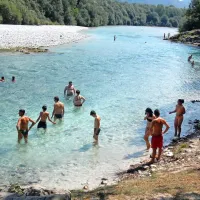 Tudi v hladni Soči pri urejenem kopališču Labrca v bližini Tolmina  
se mnogi na hitro osvežijo. 