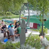 Ob mostarskem jezeru, v katerem se zlasti tujci  kopajo,  ponujajo 
slastne pečene ribe in meso na žaru.  