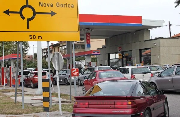Bencinski servis. v Mirnu je precej oblegan, gorivo pa točijo   
predvsem italijanski vozniki.       