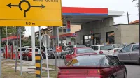 Bencinski servis. v Mirnu je precej oblegan, gorivo pa točijo   
predvsem italijanski vozniki.       