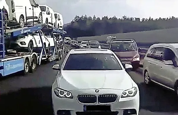 Voznik romunskega avta se je skoraj “prilepil” za postojnskega  
rešilca in hinavsko ter brezvestno za njim prehiteval koloni.