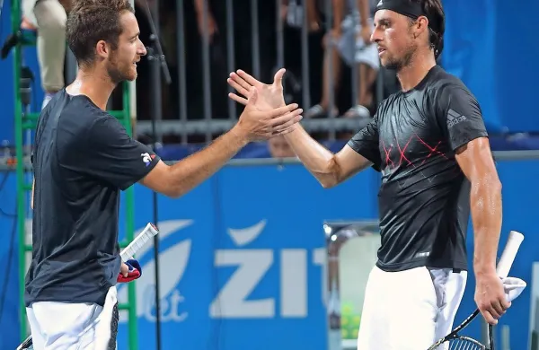 Tako je po hitrem finalu zmagovalcu Constantu Lestiennu (levo) v roke segel Italijan Andrea 
Arnaboldi.