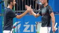 Tako je po hitrem finalu zmagovalcu Constantu Lestiennu (levo) v roke segel Italijan Andrea 
Arnaboldi.