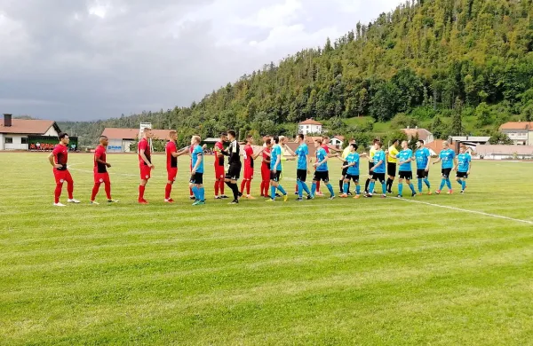 Tako so se v soboto pred začetkom tekme pozdravili akterji prve 
drugoligaške tekme na postojnskem stadionu.