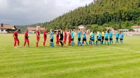 Tako so se v soboto pred začetkom tekme pozdravili akterji prve 
drugoligaške tekme na postojnskem stadionu.