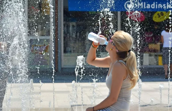 V vročini imejte pri sebi vedno steklenico sveže navadne vode.