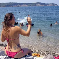 Na vročem soncu telo prej dehidrira kot v senci.