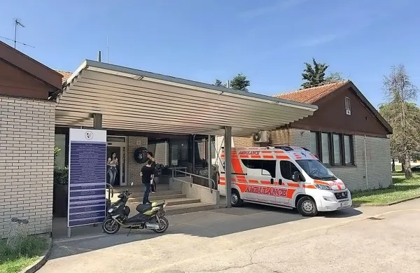 V času obratovanja ambulante za turiste je v Luciji v pripravljenosti tudi reševalno vozilo.  