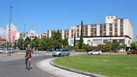Sodna stavba (desno) je že zdavnaj postala pretesna, sodišče  bo  
zdaj dobilo dodatne prostore v sosednji stavbi (v sredini), ki si jo 
bo delilo s tožilstvom. 