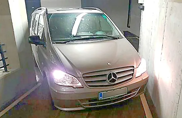 Dovoze v zgornja nadstropja garaž so zgradili pod tako ostrim kotom, da ovinka ni mogoče zvoziti, ne 
da bi podrsali vozilo.

