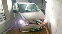 Dovoze v zgornja nadstropja garaž so zgradili pod tako ostrim kotom, da ovinka ni mogoče zvoziti, ne 
da bi podrsali vozilo.

