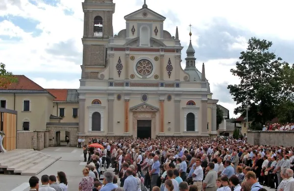 Brezje na leto obišče že po 300.000 romarjev. Deloma gre to pripisati siceršnjemu visokemu turističnemu 
obisku Slovenije, deloma pa izboljšani spremljevalni ponudbi. Zlasti atraktiven je novi muzej jaslic. 

