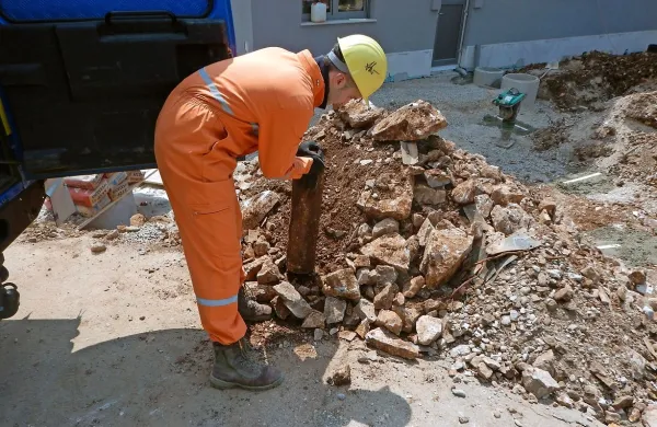 V Kostanjevici na Krasu so pri vrtcu našli skoraj 50 kilogramov težki italijanski  granati   iz prve svetovne vojne. 