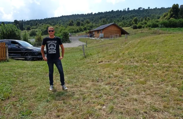 Na območju, kjer bo kamp, so že postavili hlev za islandske konje, 
nameravajo zgraditi še recepcijo, sanitarije in tuše ter deset hišic 
za glamping.  