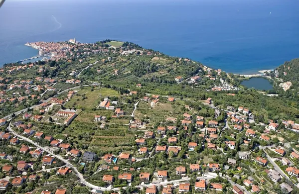 V piranski občini je le redko katera hiša zgrajena skladno z 
gradbenim dovoljenjem ali veljavnim  prostorskim aktom. 
