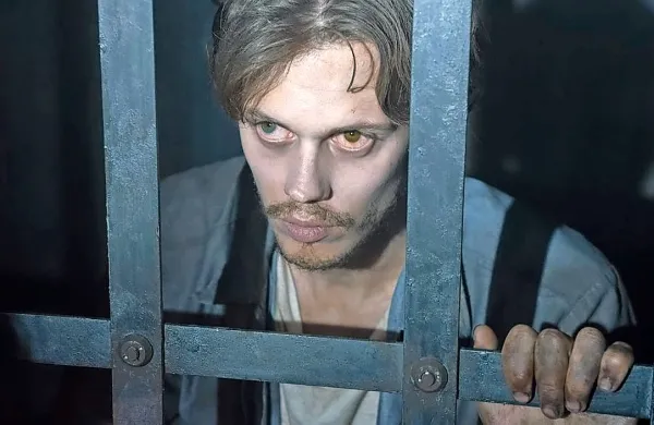 Bill Skarsgård je leta 2017 upodobil ubijalskega klovna Stephena Kinga, letos pa ima 
že osrednjo vlogo v najnovejši televizijski predelavi mojstra grozljivk Castle Rock.

