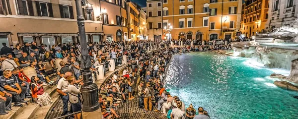 Fontana di Trevi v Rimu, pred katero se vsak dan drenjajo  tisoči 
turistov.