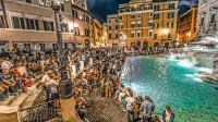 Fontana di Trevi v Rimu, pred katero se vsak dan drenjajo  tisoči 
turistov.