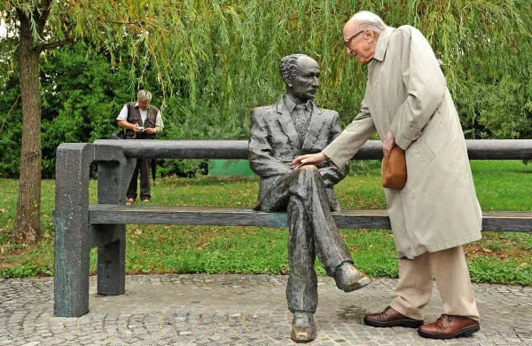 Boris Pahor  pri Kocbekovem spomeniku v Tivoliju

