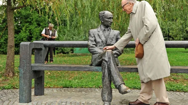 Boris Pahor  pri Kocbekovem spomeniku v Tivoliju


