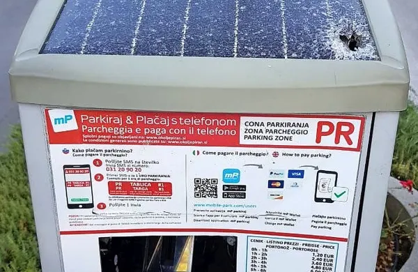 Neznanci ponoči poškodovali parkomate v Luciji in Portorožu