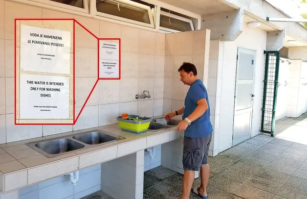 Napis nad umivalniki gostom kampa na Belvederju  sporoča, da je 
voda namenjena zgolj pomivanju posode, ne pa tudi umazanega 
perila, obutve in celo psov.