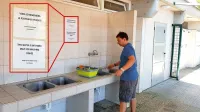 Napis nad umivalniki gostom kampa na Belvederju  sporoča, da je 
voda namenjena zgolj pomivanju posode, ne pa tudi umazanega 
perila, obutve in celo psov.