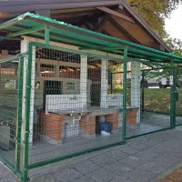 Čeprav sanitarni objekti spominjajo na kletke, pa gostje na 
Belvederju menijo, da je bila odločitev vodstva kampa pravilna. 