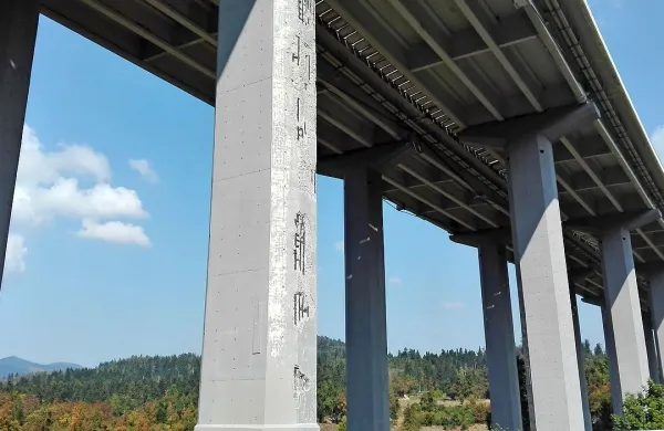 Nosilno konstrukcijo viadukta Ravbarkomanda so začeli sanirati 
lani, vendar del še niso končali. Predvidoma naj bi jih prihodnje 
leto.