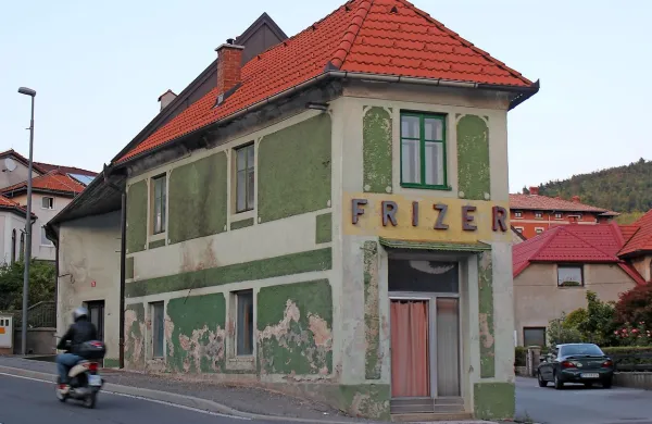 Arhitekturno zanimiva stavba zadnjih nekaj let prazna propada, na 
nekdanje čase spominja le še napis frizer nad vrati.