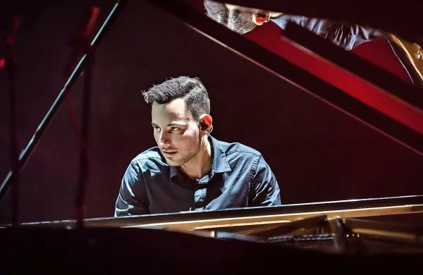Pianist Peter Bence, ki velja za internetno senzacijo, bo drevi ob 21. uri nastopil na koprskem 
Titovem trgu.

