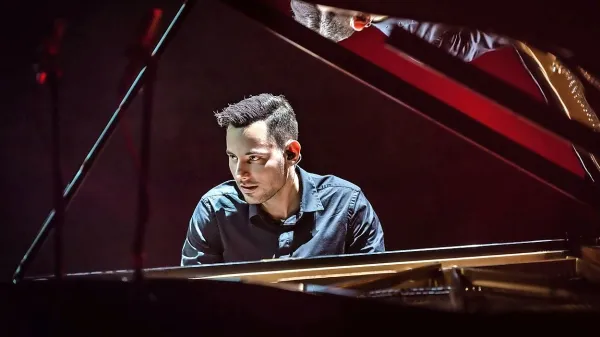 Pianist Peter Bence, ki velja za internetno senzacijo, bo drevi ob 21. uri nastopil na koprskem 
Titovem trgu.

