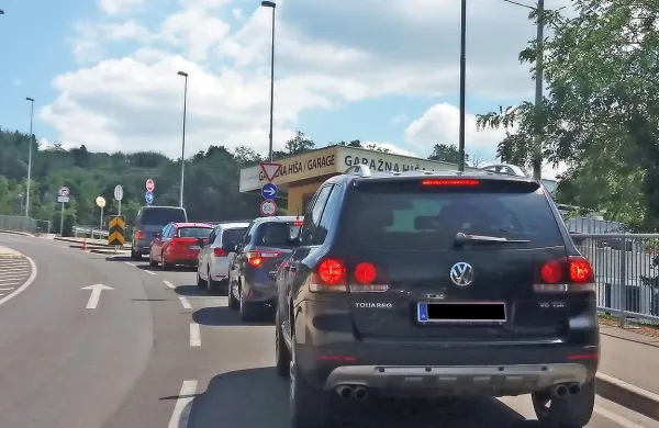 Gneča za vstop v garažno hišo na Fornačah.