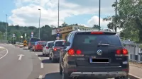 Gneča za vstop v garažno hišo na Fornačah.