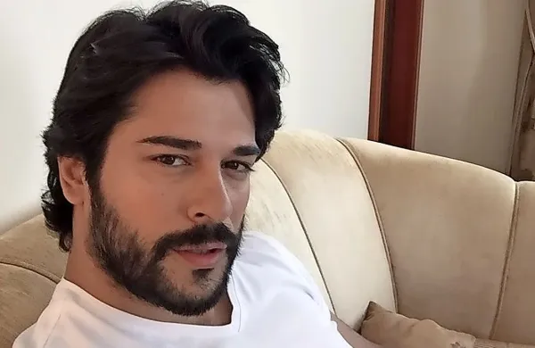 Burak Özçivit je najbolj popularni turški igralec ta hip, obnorel pa 
je tudi številne Slovenke.