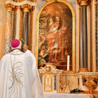  Restavriran  oltar s  podobo sv. Roka, delo Jakoba Razpeta,  je včeraj 
blagoslovil škof Jurij Bizjak. 