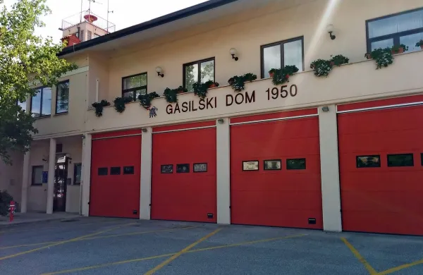 Zadnja tarča vlomilcev brez kančka vesti je bil gasilski dom v Šempetru, v katerega je skušala vlomiti  
dvojica zamaskiranih moških.