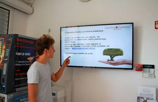 Študent računalništva Amadej Tratnik je v Lavričevi knjižnici 
sodeloval pri vzpostavitvi elektronske oglasne deske.