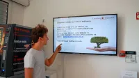 Študent računalništva Amadej Tratnik je v Lavričevi knjižnici 
sodeloval pri vzpostavitvi elektronske oglasne deske.