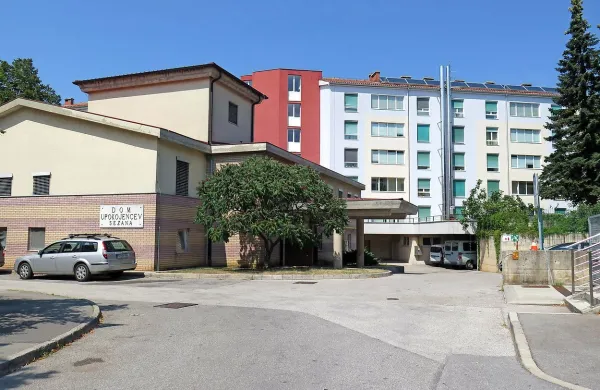 V bližini sežanskega doma upokojencev, kjer je od nedavnega 
živel, je tragično umrl 83-letni Kraševec. 