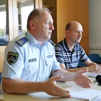 Evgen Govekar (levo) z novogoriške policijske uprave je včeraj 
poudaril, da so bili izvedeni  ukrepi policistov  v Bovcu zakoniti in 
strokovni. 