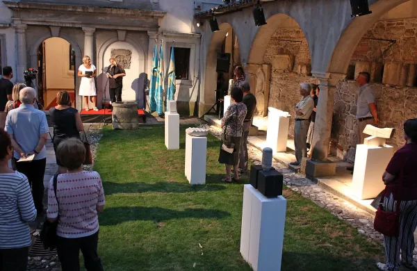 Razstava  del Janeza Lenassija bo v atriju Festivala Ljubljana na 
ogled do 3. septembra.  