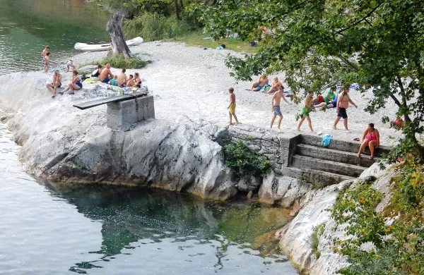  V vročih dneh je na Slapu ob Idrijci mnogo kopalcev, za katerimi  čistijo domačini, ki so tega že naveličani.  
