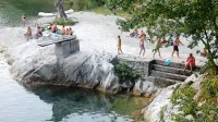  V vročih dneh je na Slapu ob Idrijci mnogo kopalcev, za katerimi  čistijo domačini, ki so tega že naveličani.  