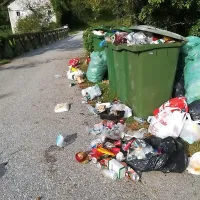 Dva dodatna zabojnika ne zadoščata za vse odpadke, ki jih kopalci 
puščajo za seboj. 