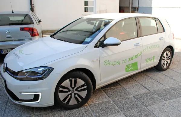 Vozilo za prevoze je zagotovila občina, nekaj pomeni tudi to, da je  
na električni pogon.  